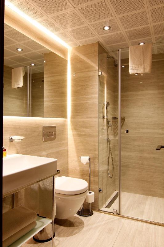 Standard King Room image 3