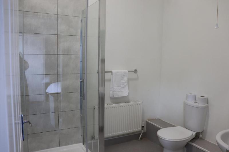 Twin Room with Bathroom image 1