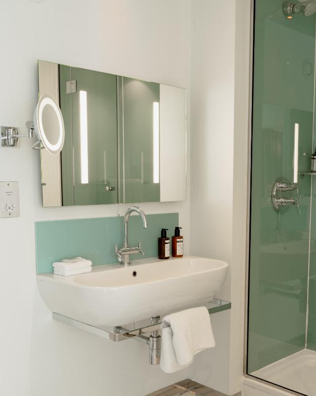 Luxury King Room image 3