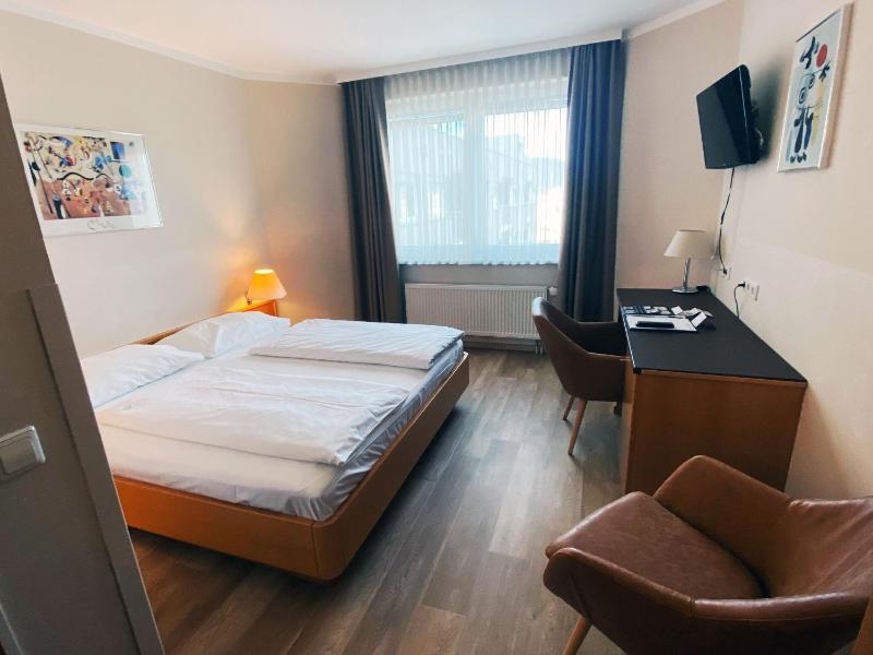 Economy Double Room image 3