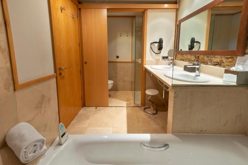 Suite Room (2 Adults) image 3
