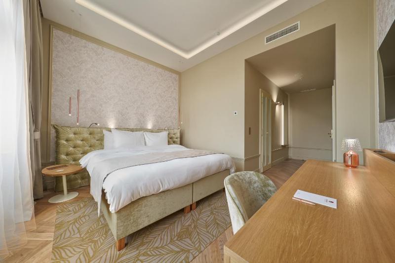 Deluxe Double Room image 3