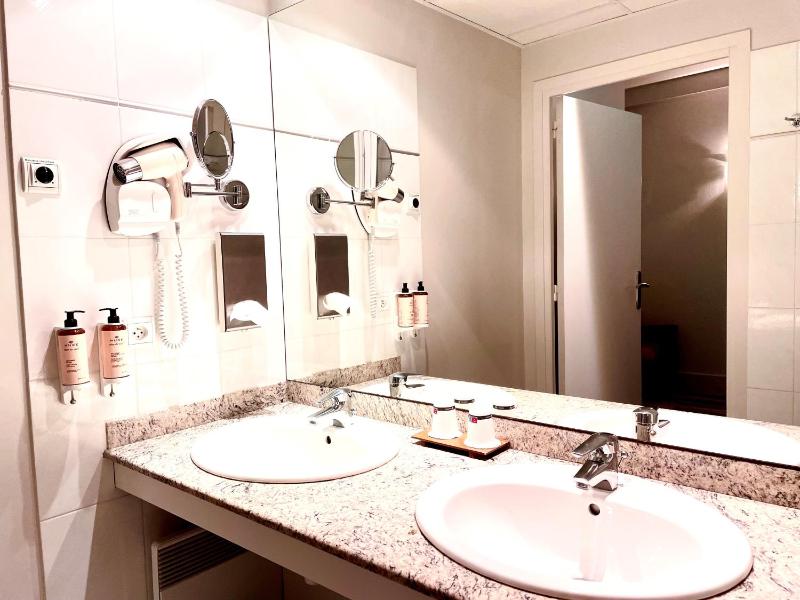 Superior King Room with Balcony image 3