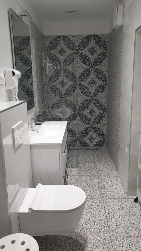 Deluxe One-Bedroom Apartment image 3