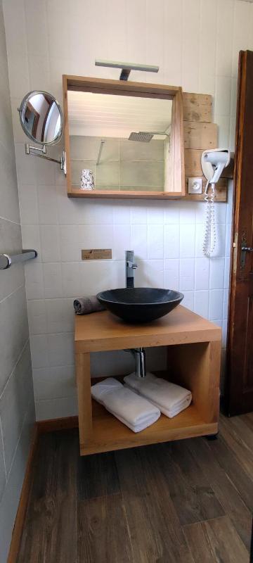Twin Room with Private Bathroom image 4