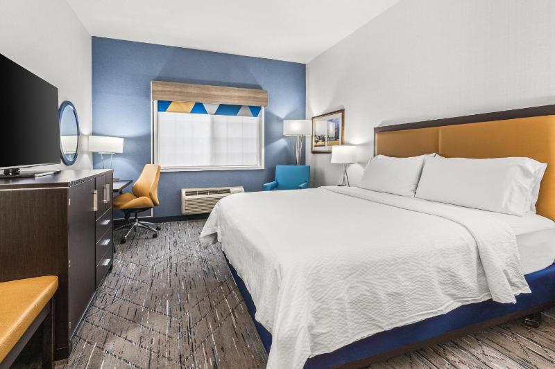 Standard King Room image 3