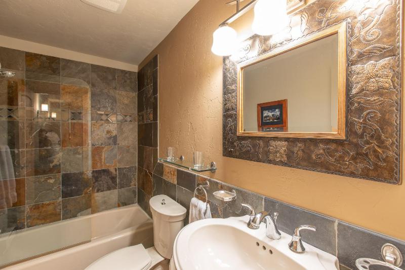 Queen Suite image 4
