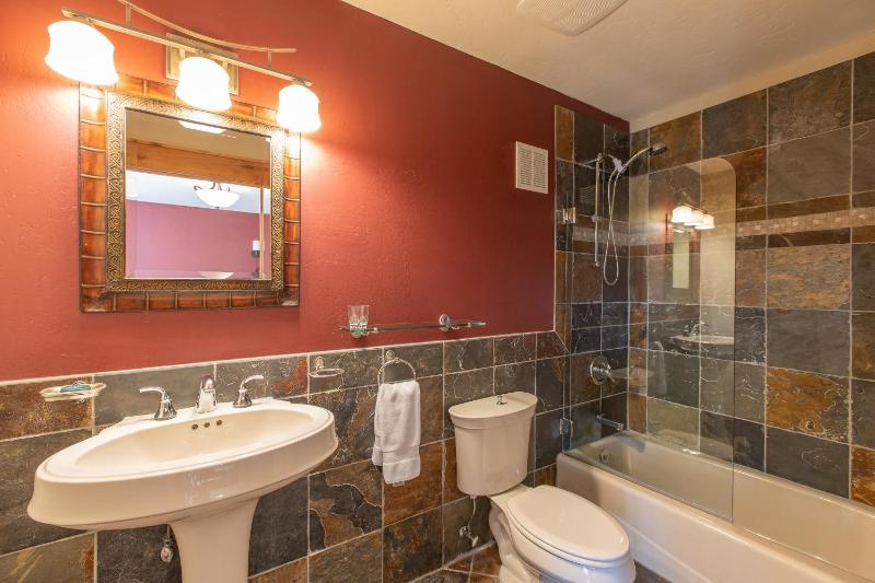 Queen Suite image 3