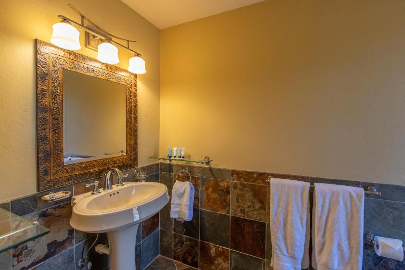 Queen Suite image 3