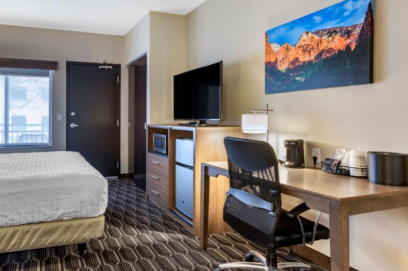 King Room with Sofa Bed and Roll-In Shower  - Disability Access image 3
