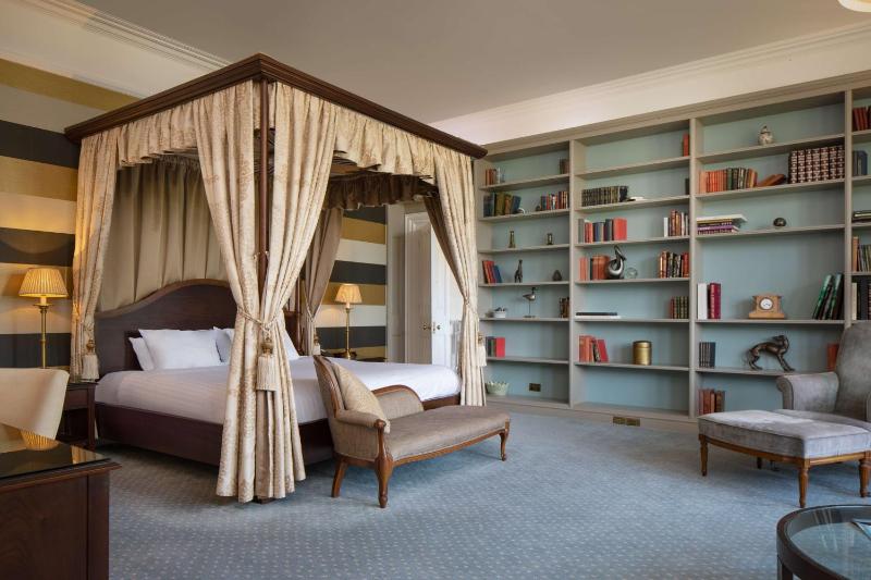 Deluxe King Suite with Four-Poster Bed image 1