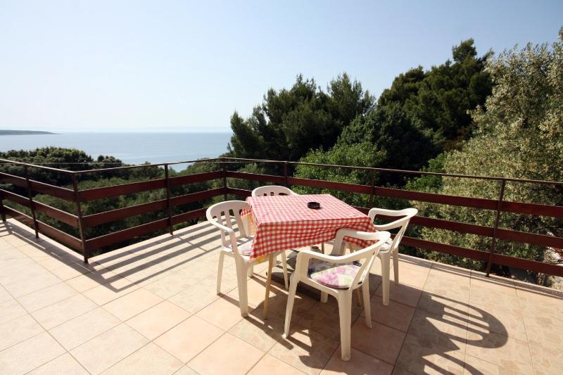One-Bedroom Apartment with Terrace and Sea View image 4