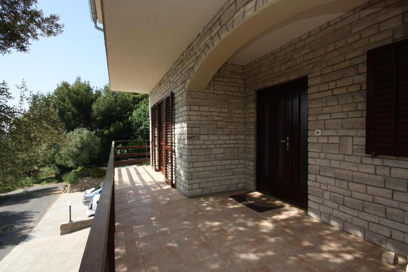 Three-Bedroom Apartment with Terrace and Sea View image 4