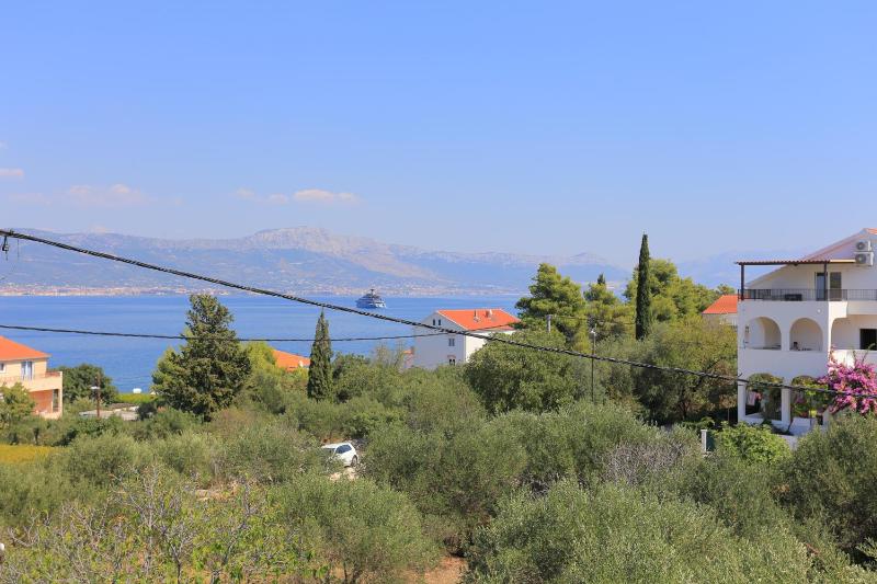 Three-Bedroom Apartment with Terrace and Sea View image 4