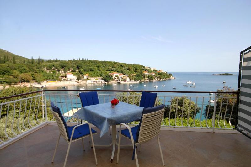 One-Bedroom Apartment with Terrace and Sea View image 4