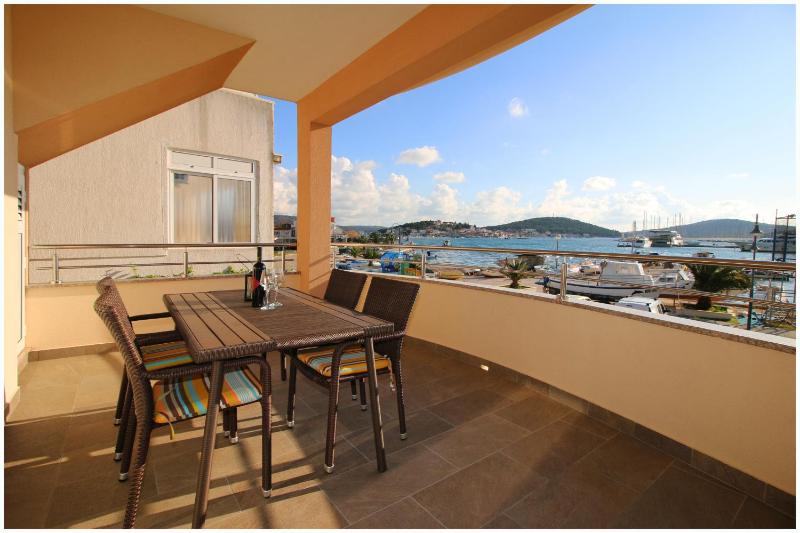 Apartments by the sea Rogoznica - 1089 - image 14