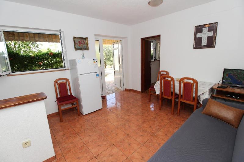 Apartments by the sea Mandre Pag - 4084 - image 14