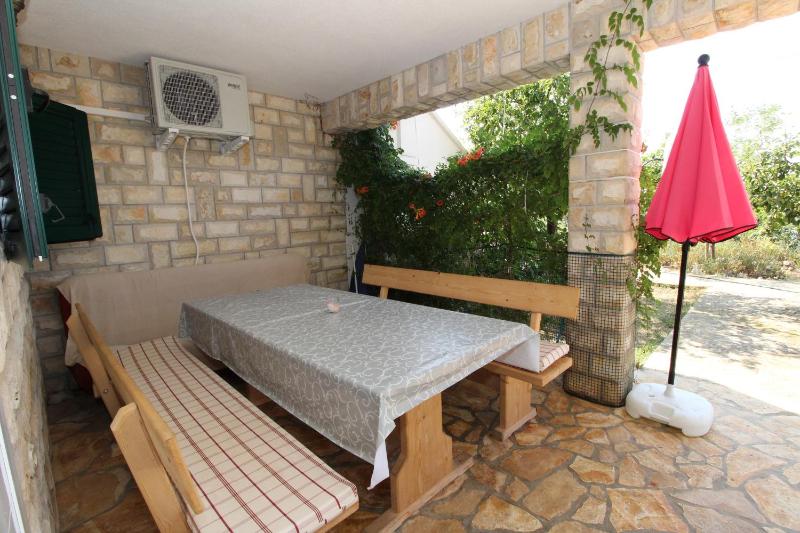 Apartments by the sea Mandre Pag - 4084 - image 2