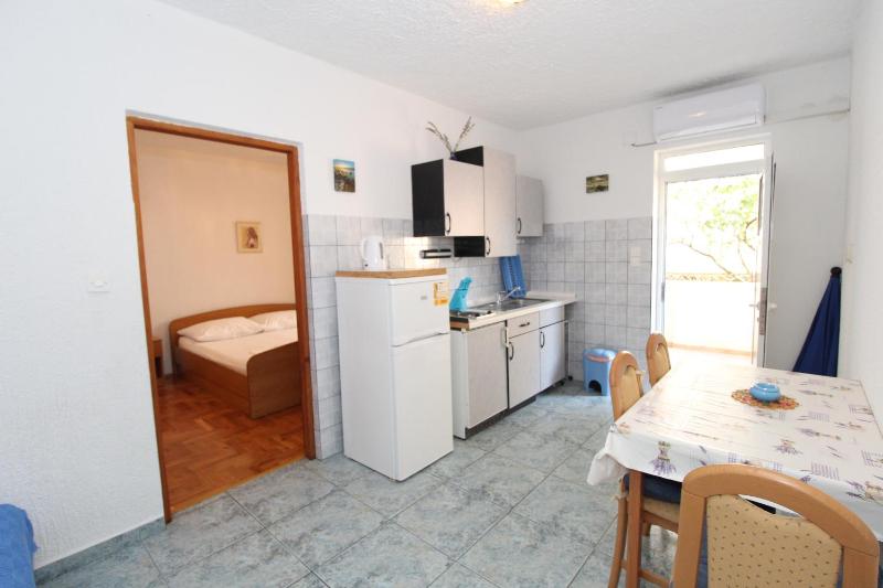 Apartments by the sea Mandre Pag - 4084 - image 10