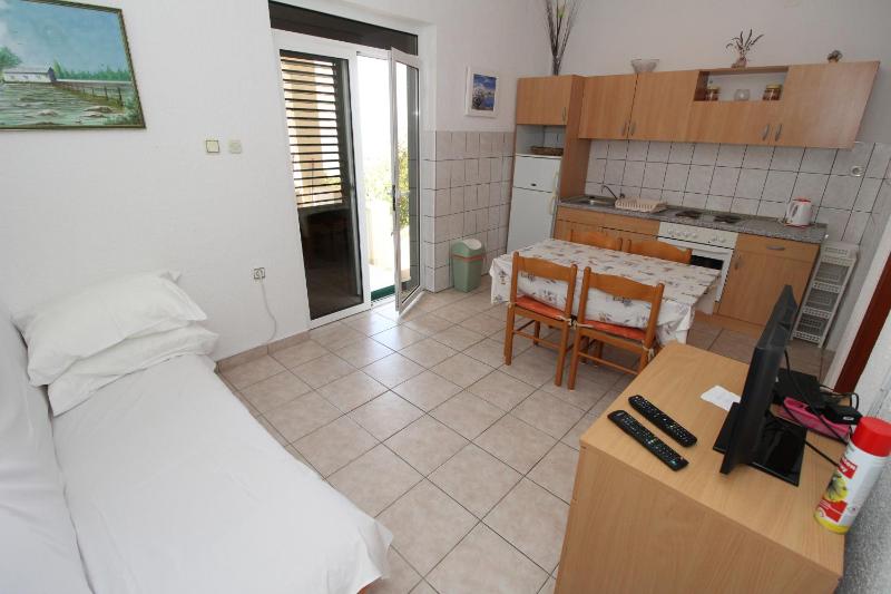 Apartments by the sea Mandre Pag - 4084 - image 21