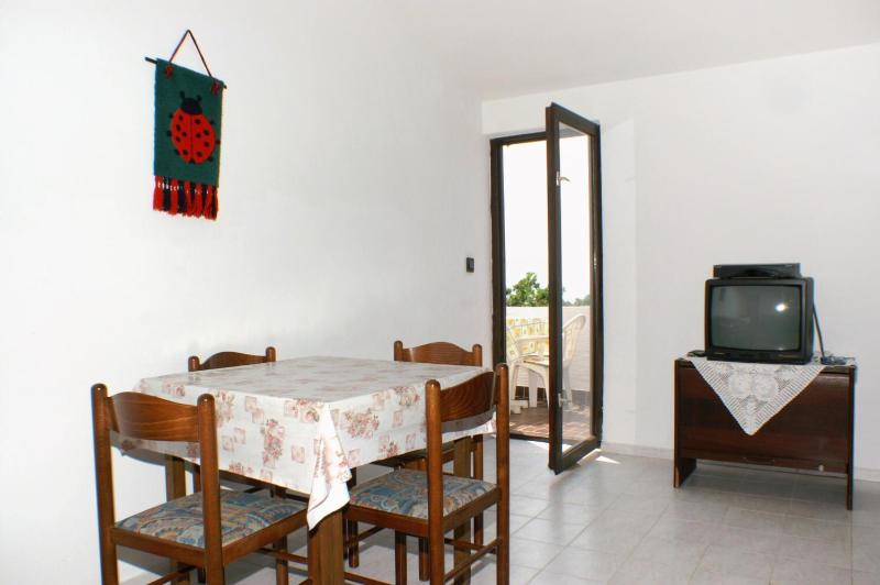 One-Bedroom Apartment with Terrace and Sea View image 4