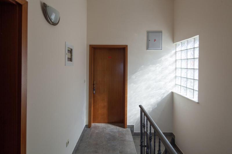 Apartments by the sea Bilo Primosten - 4191 - image 8