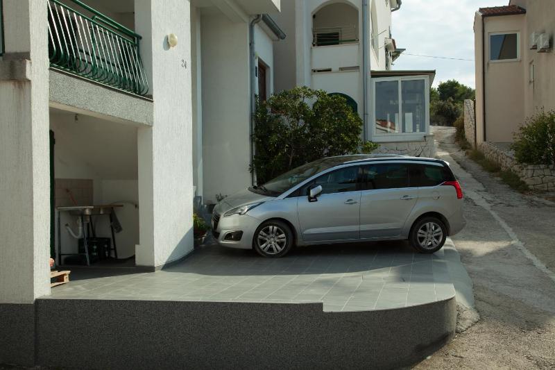 Apartments by the sea Bilo Primosten - 4191 - image 23
