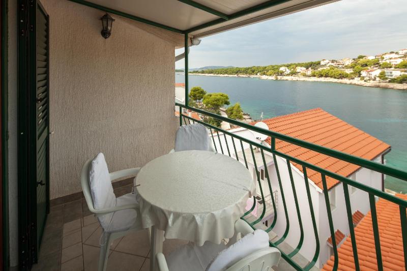 One-Bedroom Apartment with Terrace and Sea View image 4
