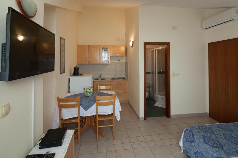 Apartments by the sea Bilo Primosten - 4191 - image 16