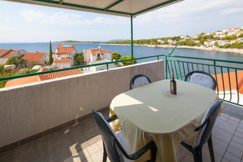 One-Bedroom Apartment with Terrace and Sea View image 3