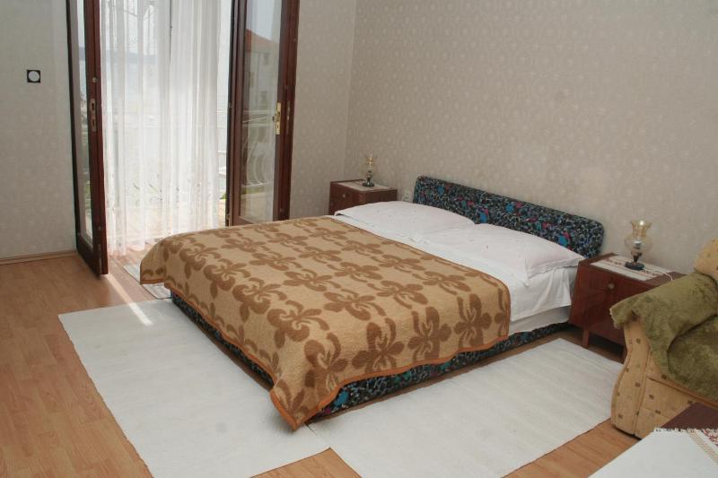 Three-Bedroom Apartment with Terrace and Sea View image 1