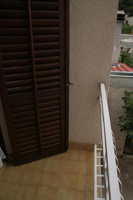 Three-Bedroom Apartment with Terrace and Sea View image 3