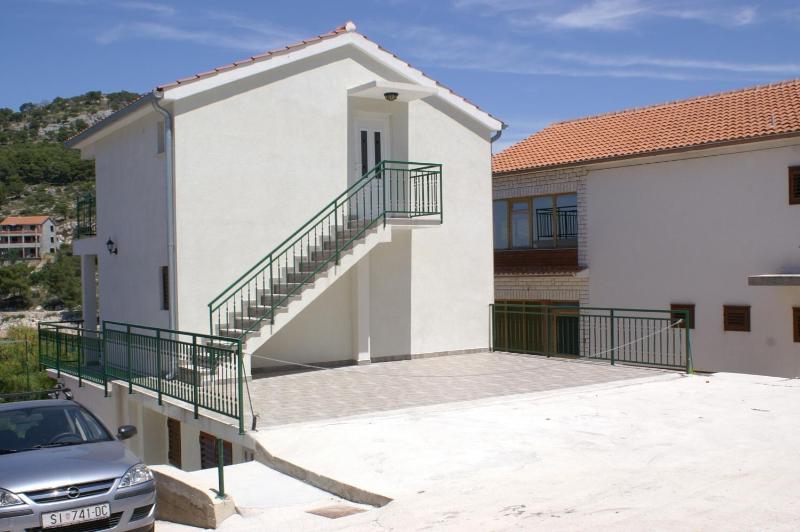 Apartments by the sea Bilo Primosten - 4189 - image 4