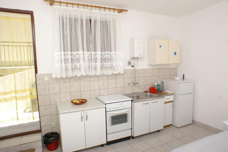 Apartments by the sea Bilo Primosten - 4189 - image 23