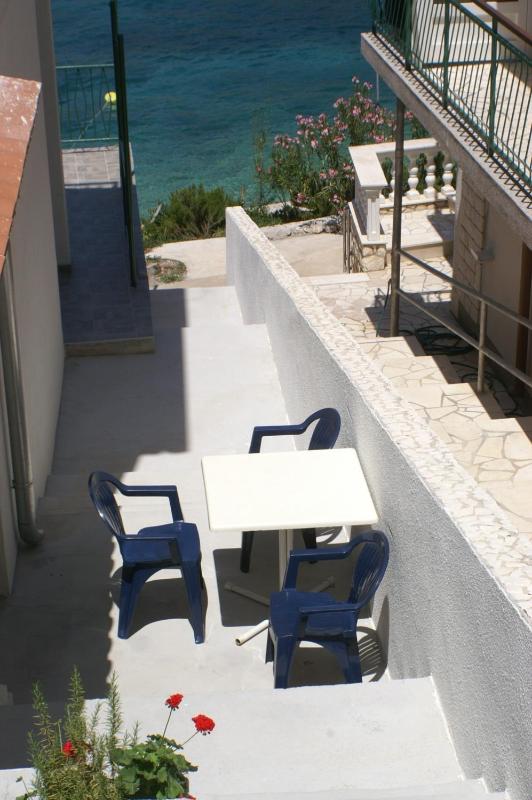 Apartments by the sea Bilo Primosten - 4189 - image 12