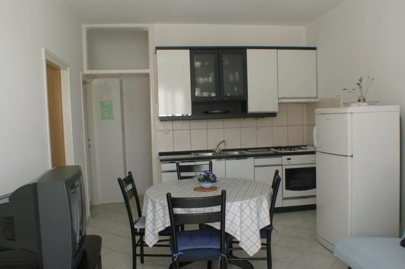 Apartments by the sea Bilo Primosten - 4202 - image 14