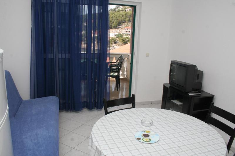 Apartments by the sea Bilo Primosten - 4202 - image 4