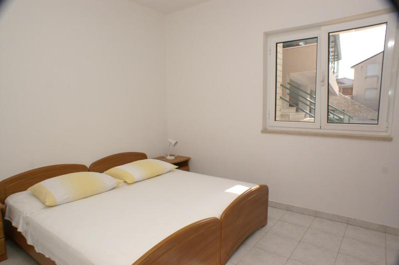 Apartments by the sea Bilo Primosten - 4202 - image 28