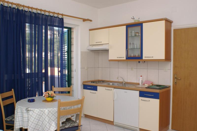 Apartments by the sea Bilo Primosten - 4202 - image 11