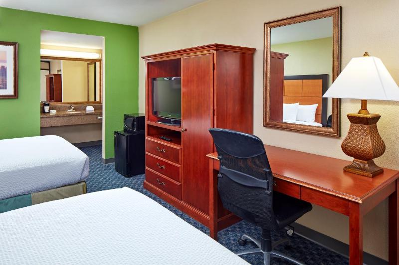 Queen Room with Two Queen Beds image 4