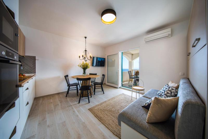 One-Bedroom Apartment with Terrace and Sea View image 1