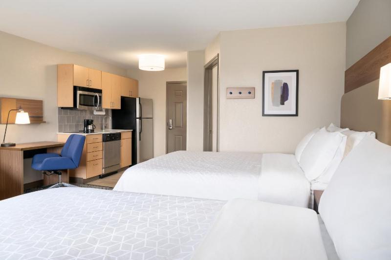 Queen Suite with Two Queen Beds image 4