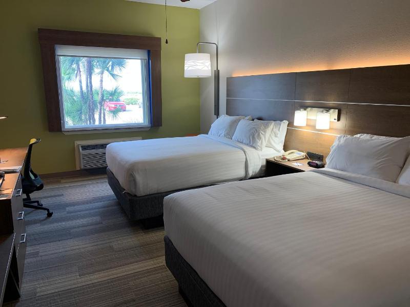 Standard Queen Room with Two Queen Beds - Communications Accessible image 4