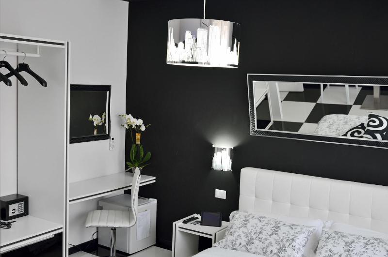 Double Room image 2
