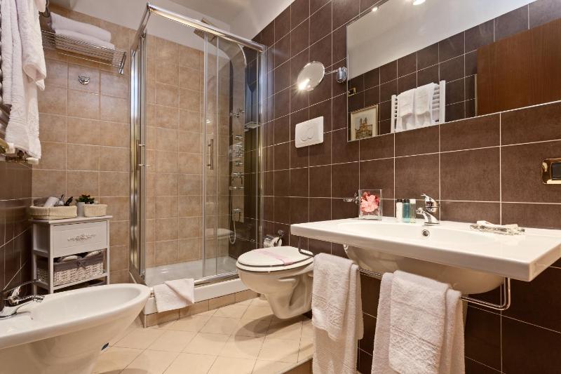 Standard Double Room with Hydromassage Shower image 4