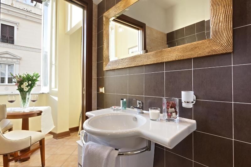 Deluxe Double Room with Hydromassage Shower  image 4