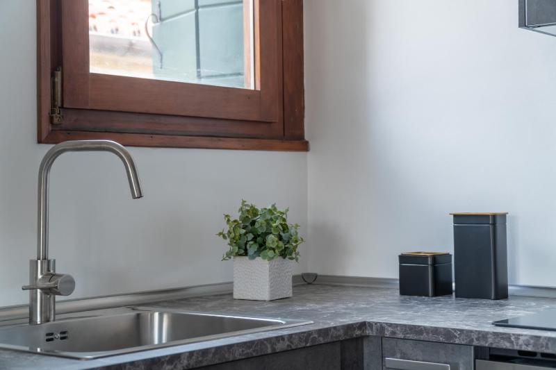 Bright Apartment On Venetian Roofs R&R - image 14