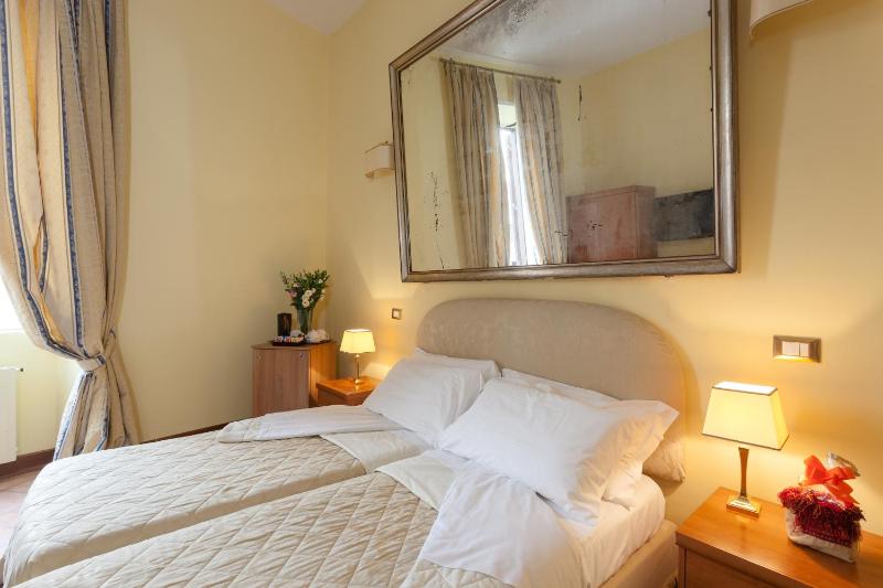 Standard Triple Room with Hydromassage Shower image 3