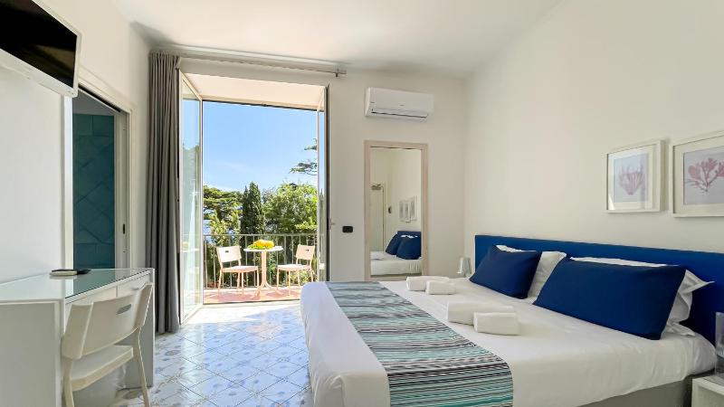 Double or Twin Room with Sea View image 4