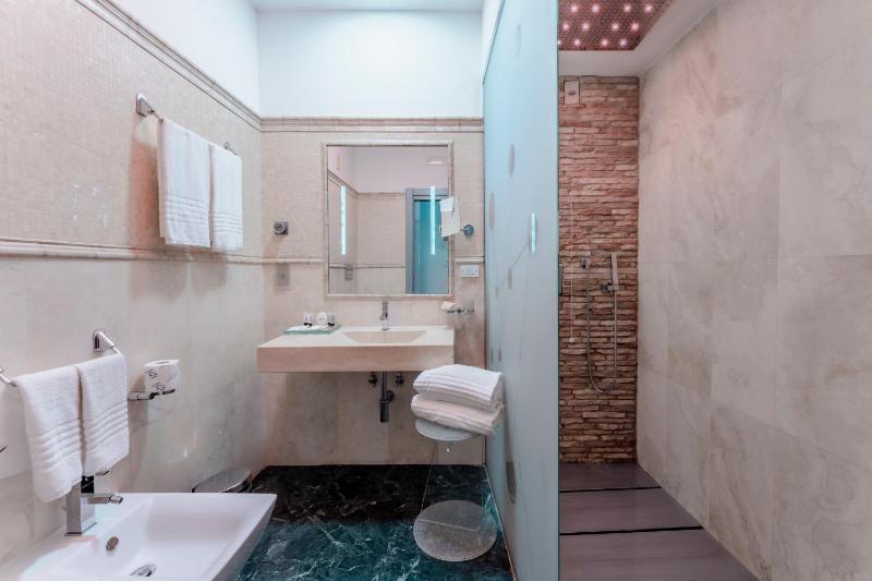 Superior Double Room image 4